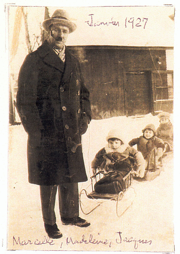M. Alphonse Ferron avec Marcelle, Madeleine et Jacques en 1927