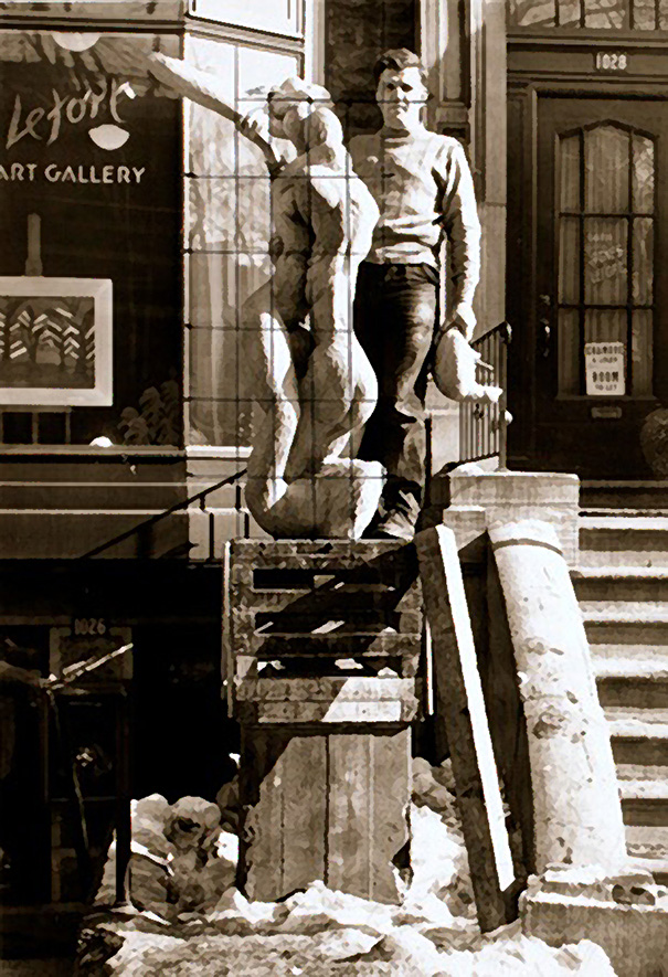 Robert Roussil avec sa sculpture La paix, devant la Galerie Agnès Lefort, à Montréal, en 1951