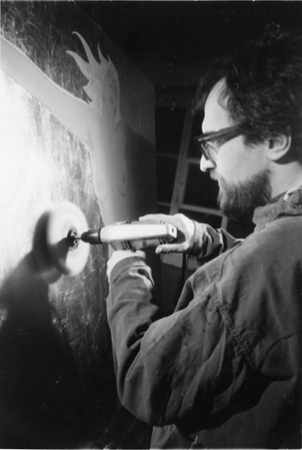 Denys Morisset travaillant sur son exposition Femmes en croix, présentée à la Galerie Joliet en 1969. Photographe inconnu. Source : Bibliothèque et archive Nationale du Québec.